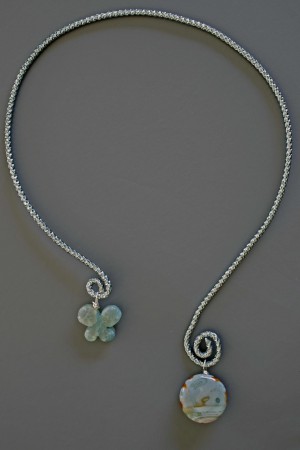 Collier ouvert en alumium ciselé avec jeu d'AGATES en disque et papillon